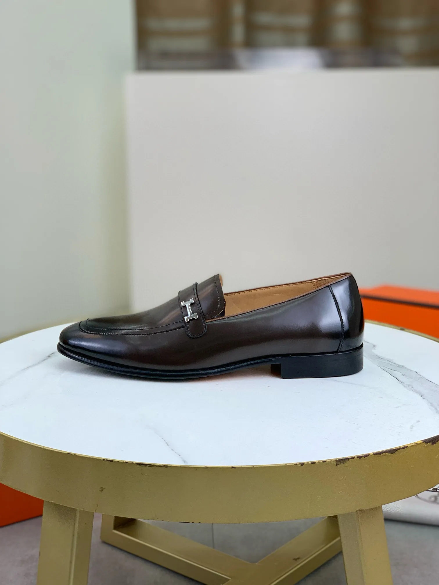 Factory price P960 💰Top version 💎💎💎 Original leather outsole Brand: Hermès (Hermès) Standard code: Men's size 39-44 (38, 45 can be customized) Grade: Same as the official website Original quality materials: Original soft calfskin Water-dyed cowhide lining Original Italian leather outsole Style categories: Men's fashion Formal casual leather shoes Slip-on men's shoes series Young fashion European and American trends, British style, colors: multiple options, counter packaging